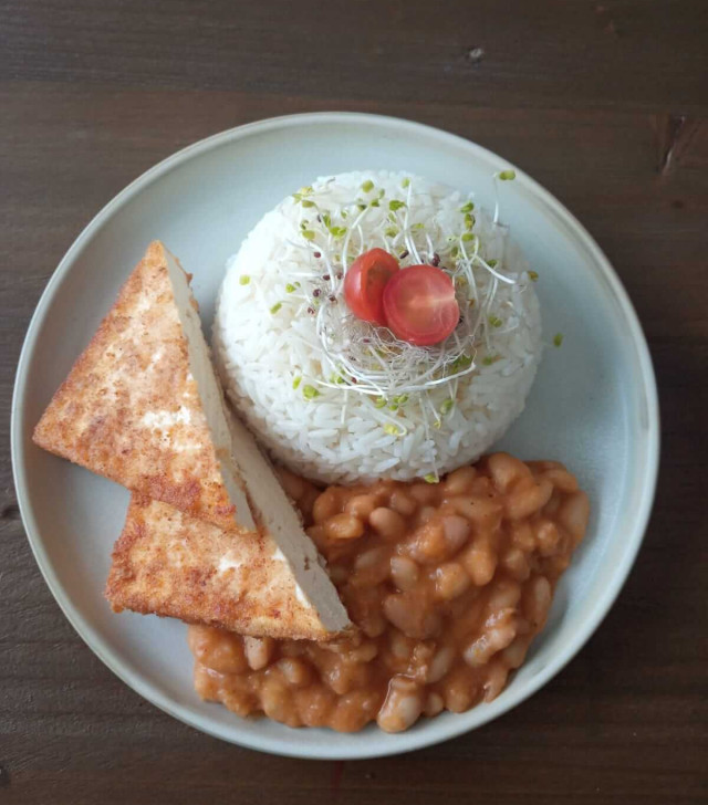 Frejoles con tofu empanizado