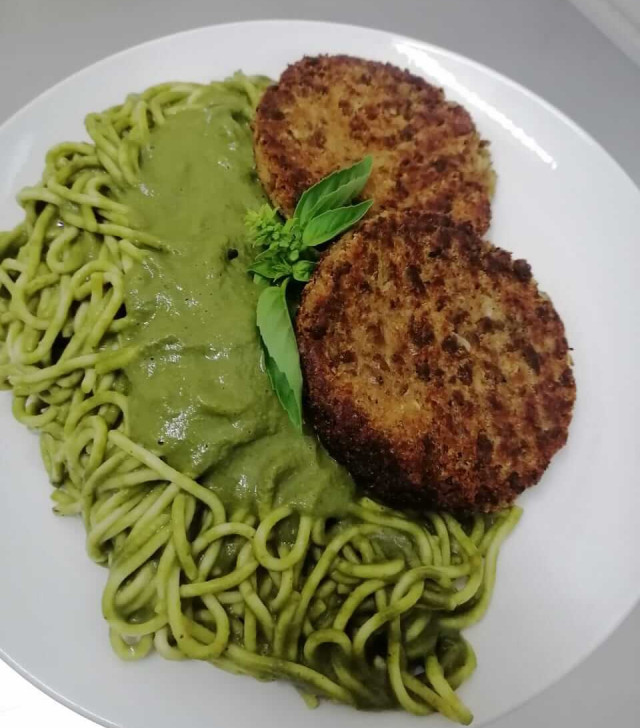 Tallarines verdes con hamburguesa